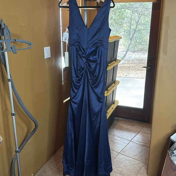 NWT Galina Signature ODETTE - SATIN FITTED V-NECK GOWN - NAVY Size 16 - Picture 10 of 10